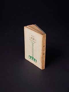 大塚楠緒子著／新海竹太郎装幀『晴小袖』（書中にラファエロ、ティツィアーノ、ロセッティ、クリンガー、マルタンらの7点の絵画／版画の複製写真のレイアウトあり）隆文館、1906年、国立西洋美術館研究資料センター